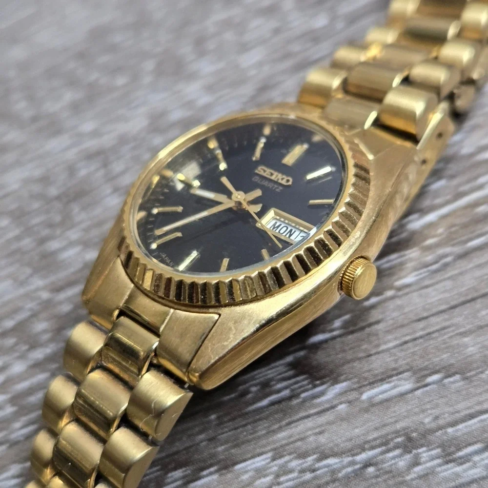 Seiko Quartz Women's Gold Tone Watch Black Dial Day Date Fluted Bezel 7N83-006M